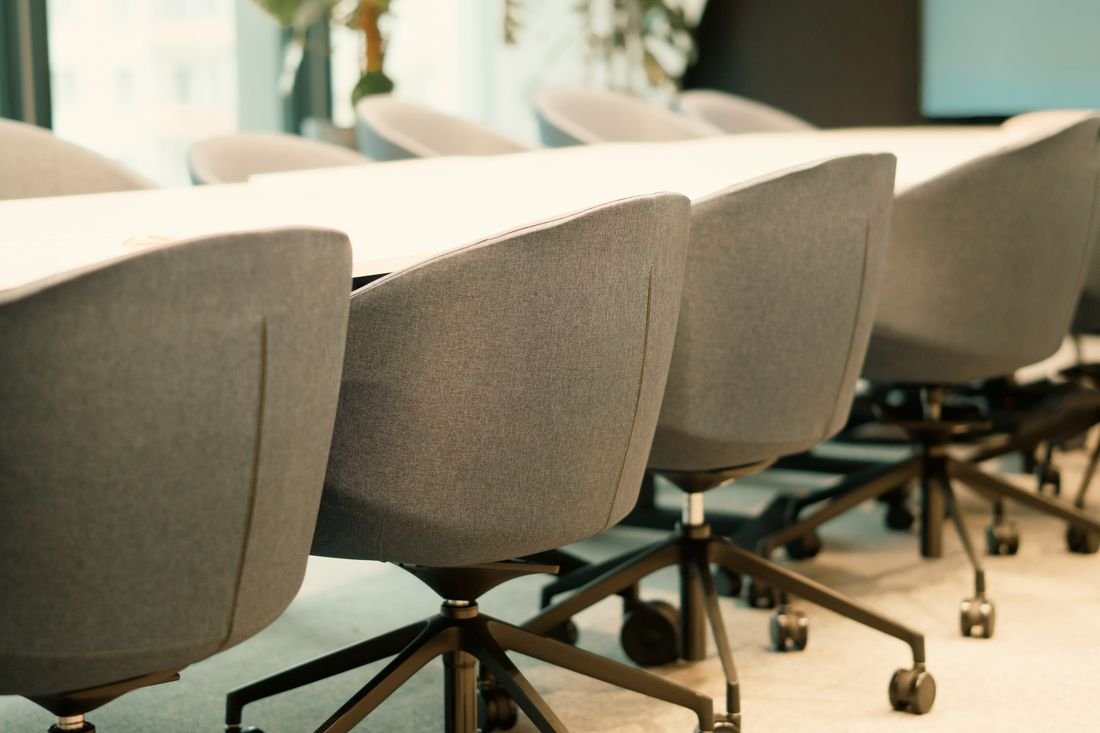Toplantı odasında sıralanmış ofis koltukları